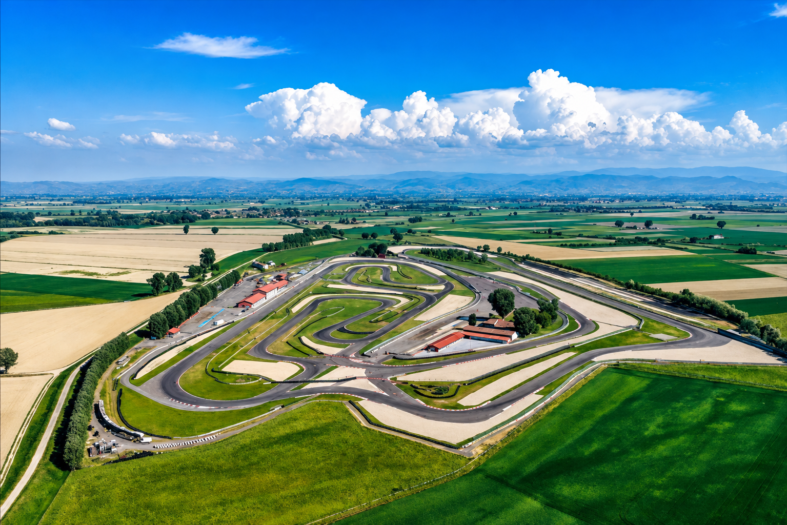 Vettura in pista sul Circuito Tazio Nuvolari